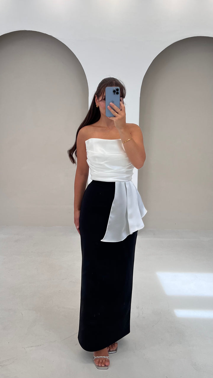 Elviora Black White
